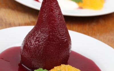 Pere cotte al vino rosso con il gelato alla vaniglia
