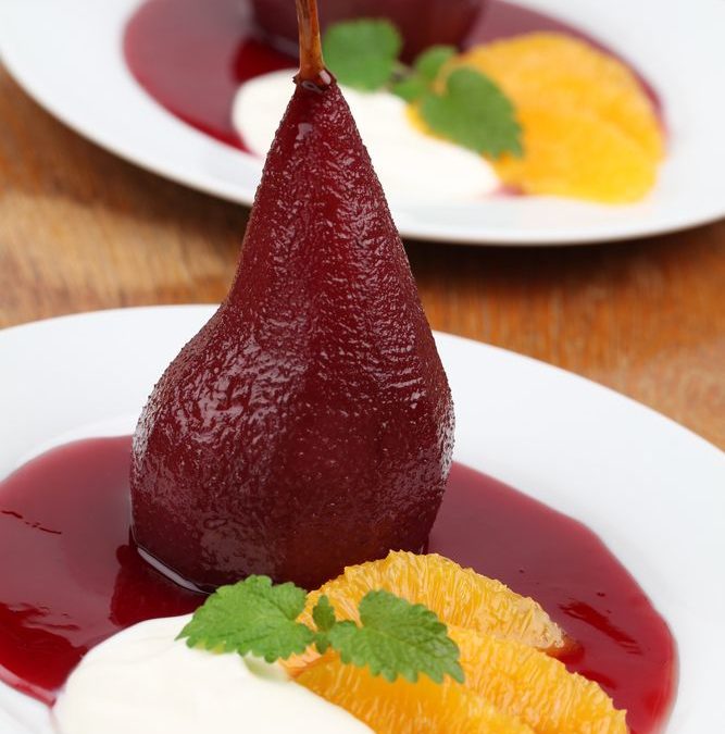 Pere cotte al vino rosso con il gelato alla vaniglia